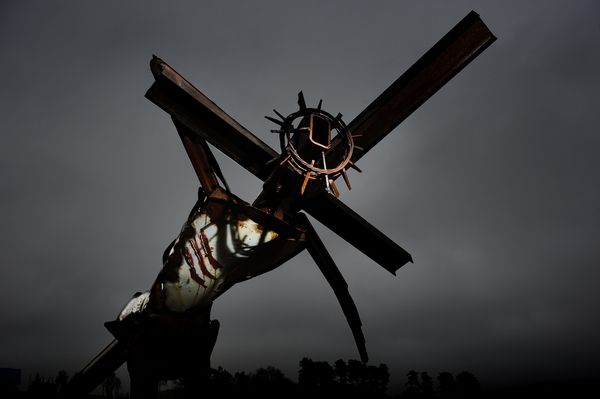 Jesus nimmt das Kreuz